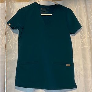 FIGS 3 POCKET SCRUB TOP BLUE APLS XXS